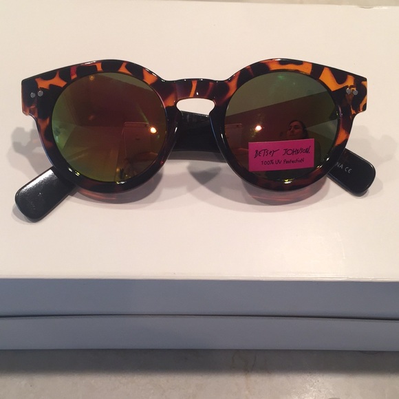 Betsey Johnson Accessories - $⬇️ NWT Betsey Johnson sunglasses 😎